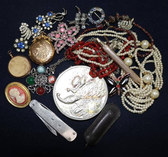 A 9ct gold cased pen, a 9ct gold mounted locket and other items including costume jewellery.